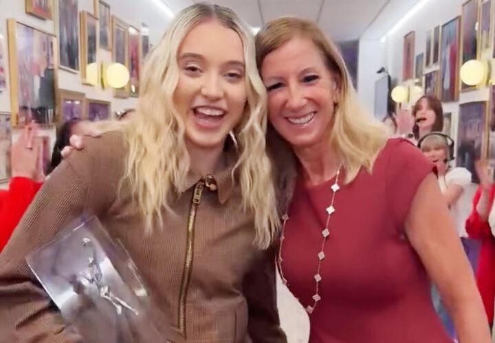 Paige Bueckers Gets Emotional as She’s Surprised with Rookie of the Year Trophy During Jennifer Hudson Show Tunnel Walk 8 Paige Bueckers Paige Bueckers Cathy Engelbert the jennifer hudson show 0 091625 9facbb9e53c54e7989a2781eebe763cc Paige Bueckers