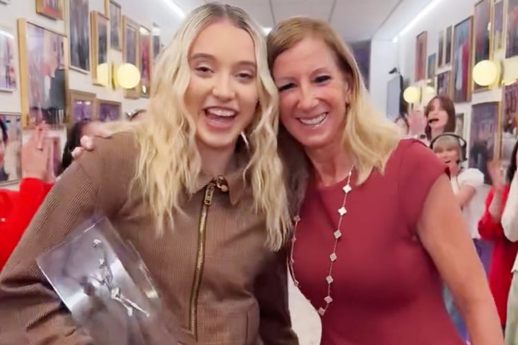 Paige Bueckers Cathy Engelbert the jennifer hudson show 0 091625 9facbb9e53c54e7989a2781eebe763cc Paige Bueckers